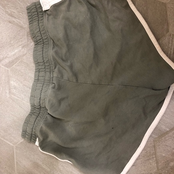 H&M green Shorts - Picture 2 of 2